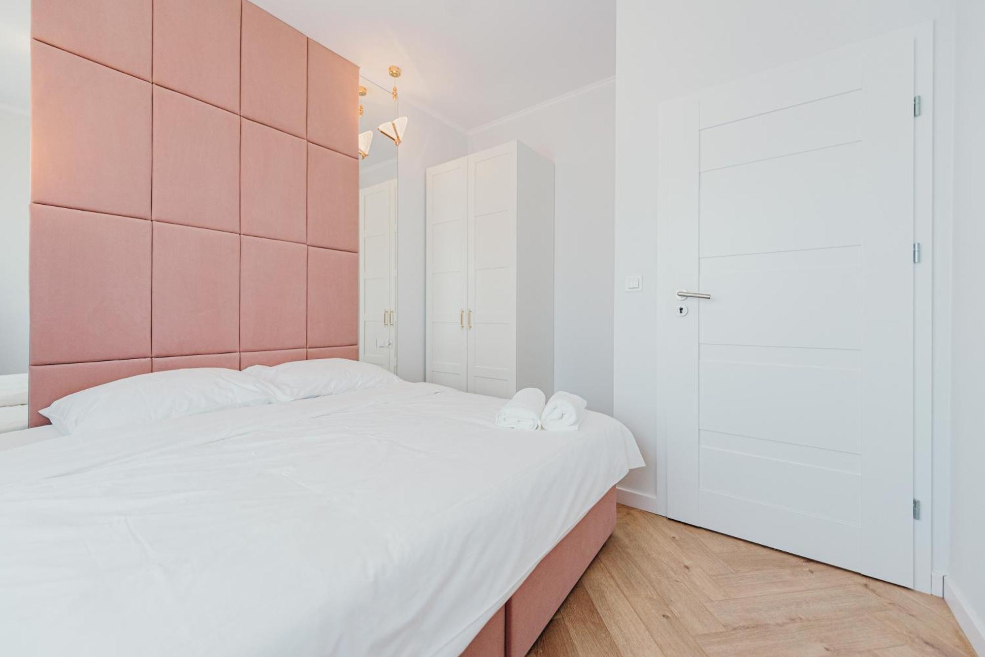 3 Bedrooms Premium Bella Rosa For 8 Guests With Ac And Underground Parking Rzeszow Exterior photo