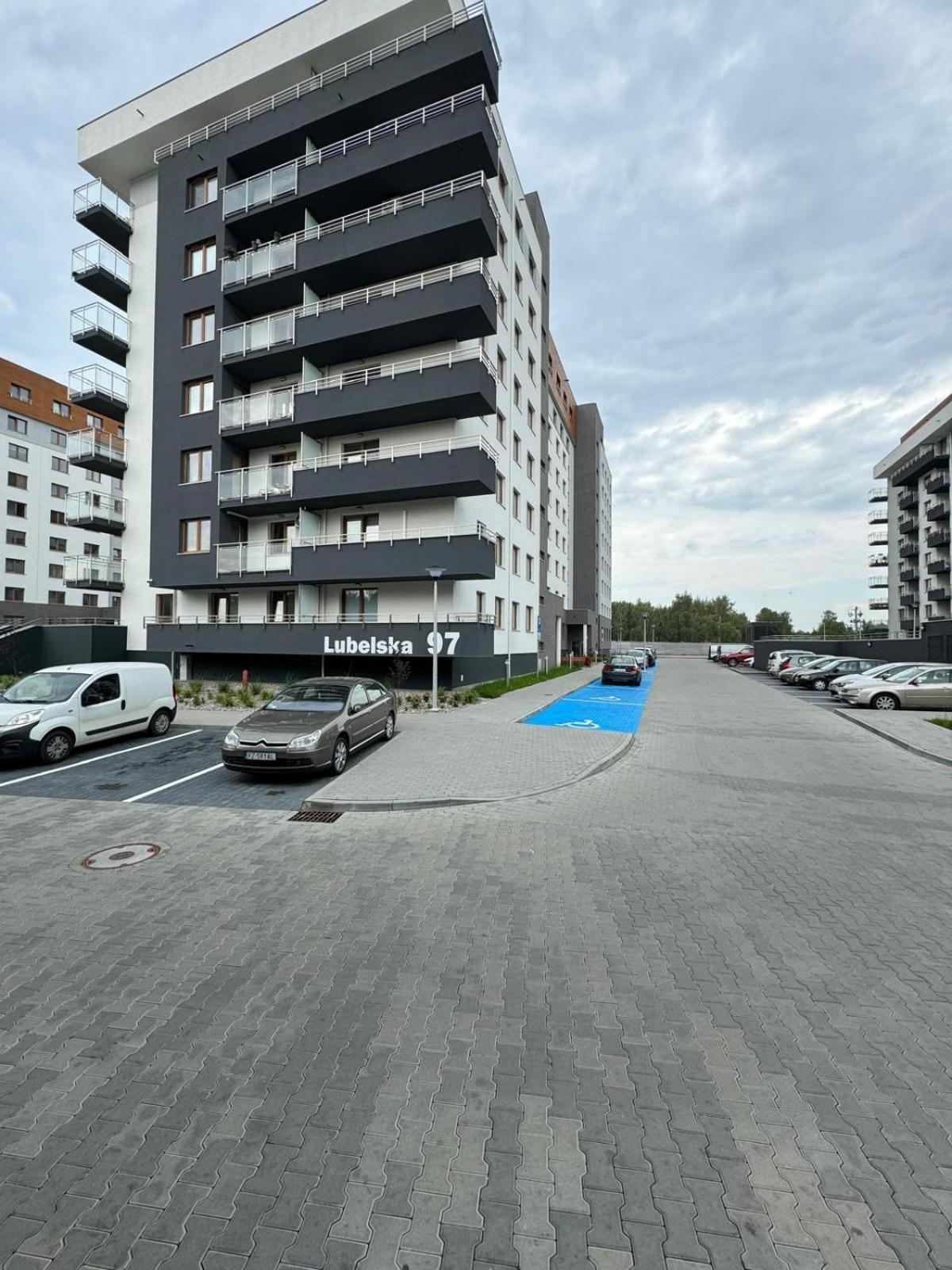 3 Bedrooms Premium Bella Rosa For 8 Guests With Ac And Underground Parking Rzeszow Exterior photo